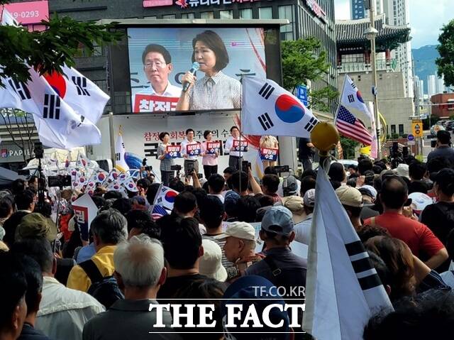 국민의힘이 25일 대구시 중구 반월당에서 개최한 '참정권 회복 민주주의 수호 국민결의대회'에서 이진숙 의원 등 대구 지역 국회의원들이 투표용지 부족사태를 규탄하고 있다. /박병선 기자