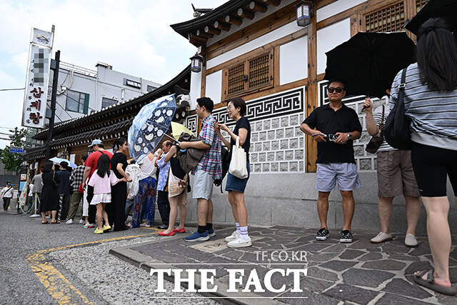 중복인 25일 오후 서울 종로구 한 삼계탕 음식점을 찾은 시민들이 식사를 하기 위해 줄지어 대기하고 있다. /김성렬 기자
