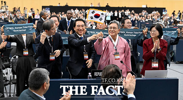 이길용 전남광주 문화정책관, 박수현 충남도지사, 허민 국가유산청장, 김지희 유네스코 대사(왼쪽부터)가 25일 오후 부산 해운대구 벡스코(BEXCO) 본회의장 제48차 유네스코 세계유산위원회에서 '한국의 갯벌' 2단계 확대·재등재와 신규 등재가 결정되자 환호하고 있다. /부산=박상민 기자