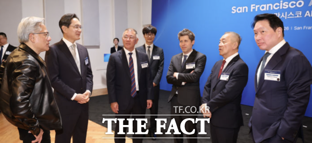 젠슨 황 엔비디아 CEO, 이재용 삼성전자 회장, 정의선 현대차그룹 회장, 이해진(뒤) 네이버 이사회 의장, 샘 올트먼 오픈AL CEO, 혹 탄 브로드컴 CEO, 최태원 SK그룹 회장이 24일(현지 시간) 미국 샌프란시스코 더 미드웨이에서 열린 샌프란시스코 AI 서밋에 앞서 대화를 하고 있다. /뉴시스