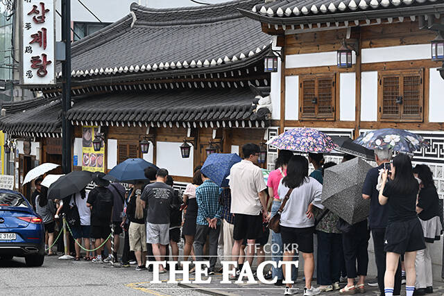 중복인 25일 오후 서울 종로구 한 삼계탕 음식점을 찾은 시민들이 식사를 하기 위해 줄지어 대기하고 있다. /김성렬 기자