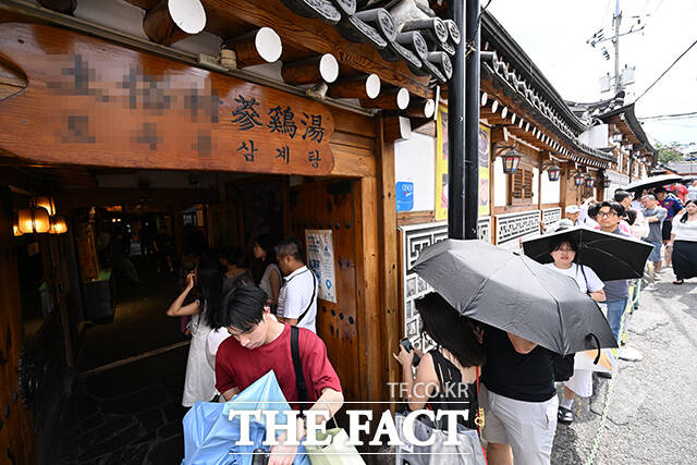 중복인 25일 오후 서울 종로구 한 삼계탕 음식점을 찾은 시민들이 식사를 하기 위해 줄지어 대기하고 있다. /김성렬 기자