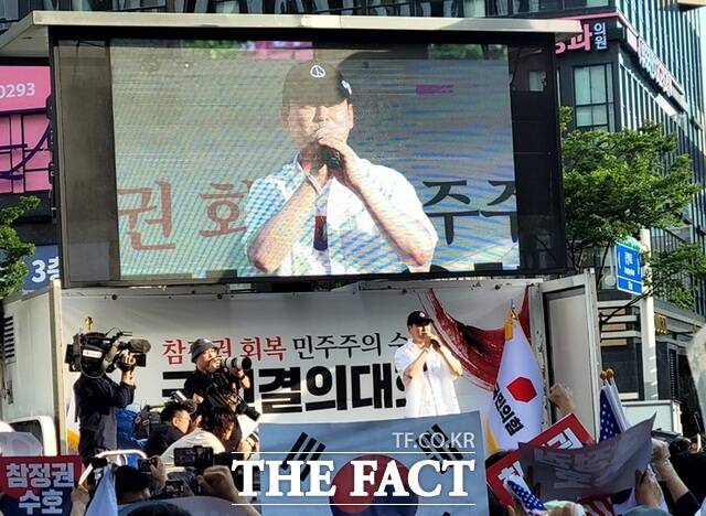 장동혁 국민의힘 대표가 25일 대구시 중구 반월당에서 열린 '참정권 회복 민주주의 수호 국민결의대회'에서 모자를 쓴 채 연설하고 있다. /박병선 기자