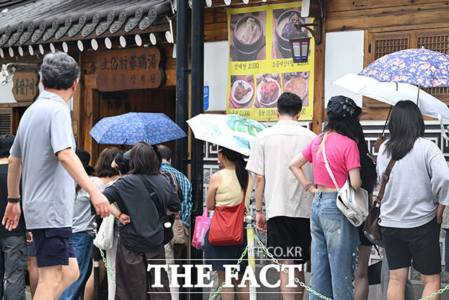 중복인 25일 오후 서울 종로구 한 삼계탕 음식점을 찾은 시민들이 식사를 하기 위해 줄지어 대기하고 있다. /김성렬 기자