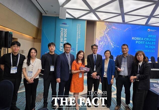 지난 22~25일 제주국제컨벤션센터에서 열린 '제13회 제주국제크루즈포럼'에 참가한 인천시 및 인천항만공사 관계자들이 기념 촬영을 하고 있다. /인천시