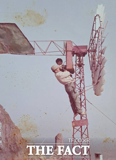 1967년 당시 독도 바람을 이용해 전기를 생산한 풍력발전기. /조명호 씨 제공