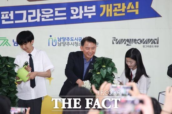 최현덕 남양주시장(가운데)이 지난 24일 '펀그라운드 와부' 개관식에 참석해 청소년들과 함께 물을 주면 장미가 피어나는 '매직트리 퍼포먼스'에 참여하고 있다. /남양주시