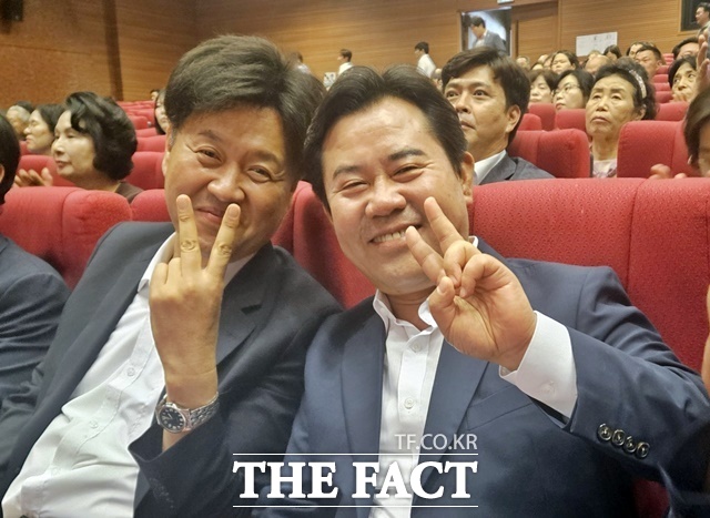 김용 최고위원 후보와 박정현 전 부여군수가 특강 전 포즈를 취하고 있다. /김형중 기자