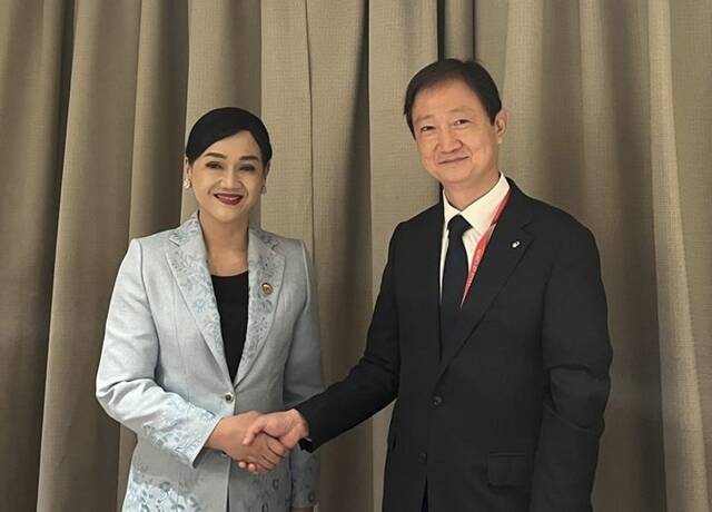 이찬진 금감원장이 지난 23~24일 싱가포르에서 열린 EMEAP GHOS 현장에서 인도네시아 금융감독청 프리데리카 위디야사리 데위 청장과 만나 기념 촬영을 하고 있다. /금융감독원