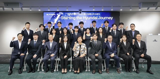 현정은 현대그룹 회장이 신입매니저들에게 소통과 신뢰를 바탕으로 함께 성장해 달라고 당부했다. 현대그룹 신입 매니저 입문 교육 수료식 모습. /현대그룹