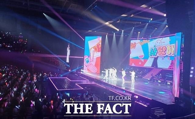 사진은 위에서부터 '무명전설' 첫 공연 안양실내체육관 콘서트 당시 하루와 장한별 팬덤 부스에서 팬들과 기념사진. /더팩트 DB