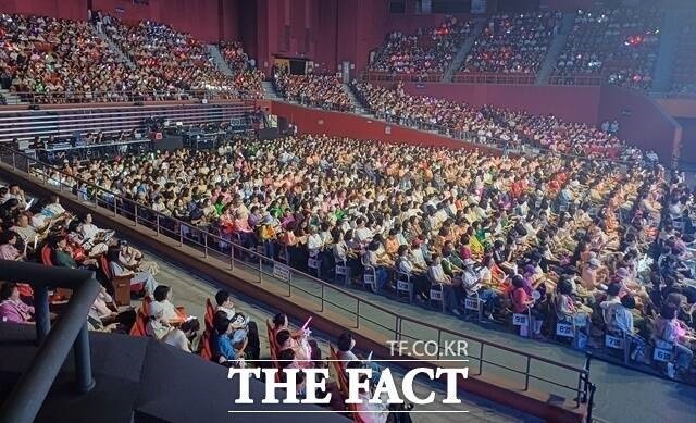 사진은 위에서부터 '무명전설' 첫 공연 안양실내체육관 콘서트 당시 하루와 장한별 팬덤 부스에서 팬들과 기념사진. /더팩트 DB