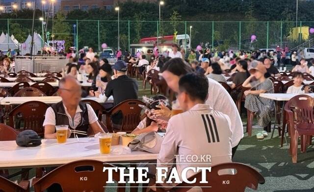 '피치비어나잇'에서 조치원 파닭과 닭꼬치, 핫도그 등 다양한 먹거리와 생맥주를 즐기는 시민들. /세종시