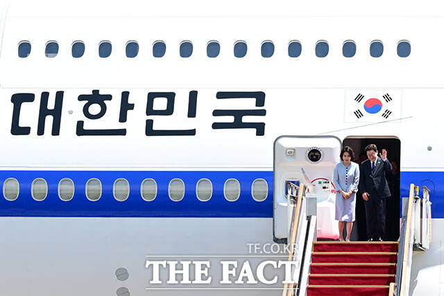미국·남미 출장 중인 이재명 대통령은 25일(현지시간) 미국 일정을 마치고 브라질로 향했다. 이 대통령과 김혜경 여사가 24일 경기 성남시 서울공항에서 공군1호기에 탑승하며 인사하고 있다. /남윤호 기자