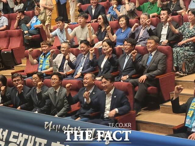 김민석 더불어민주당 당대표 후보가 권리당원 초청 정책간담회에서 지지자들과 연호하고 있다. /주남현 기자
