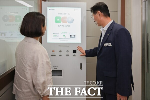 김제선 대전시 중구청장이 관내에 설치된 공공생리대 자동지급기를 살펴보고 있다. /대전시 중구