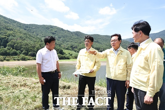 박완수 경남도지사가 27일 밀양시 가례저수지를 찾아 저수율과 농업용수 확보 상황을 점검하고 가뭄 장기화에 대비한 용수 공급 대책과 비상 대응 체계를 확인하고 있다. /경남도