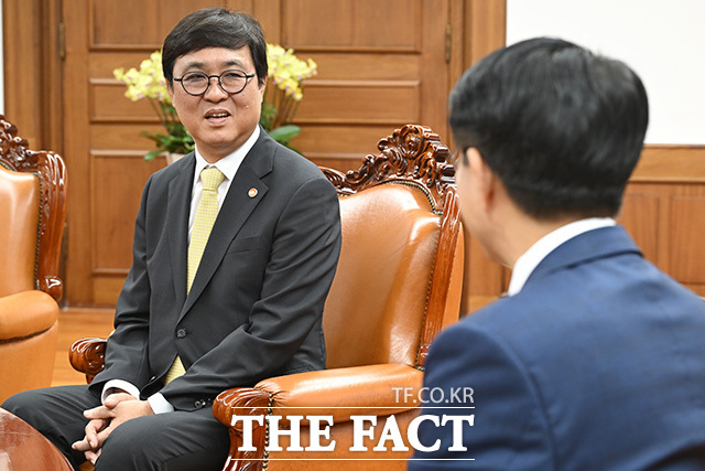 최휘영 문체부 장관 만나 대화 나누는 조정식 의장(오른쪽).