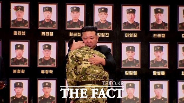 볼로디미르 젤렌스키 우크라이나 대통령은 지난 25일(현지시간) “러시아가 북한군 3만 명의 추가 파병을 원하고 있다”고 밝혔다. 사진은 지난해 8월 공개된 국가표창 수여식에서 김정은 북한 국무위원장이 러시아 파병 군인들에게 훈장을 수여하는 모습. /뉴시스. 조선중앙TV 갈무리.
