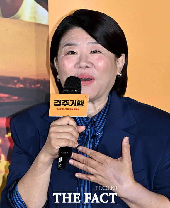 배우 공효진, 이정은, 박소담, 이연(왼쪽부터)이 27일 오전 서울 광진구 롯데시네마 건대입구점에서 열린 영화 '경주기행' 제작보고회에 참석해 포즈를 취하고 있다. /박상민 기자