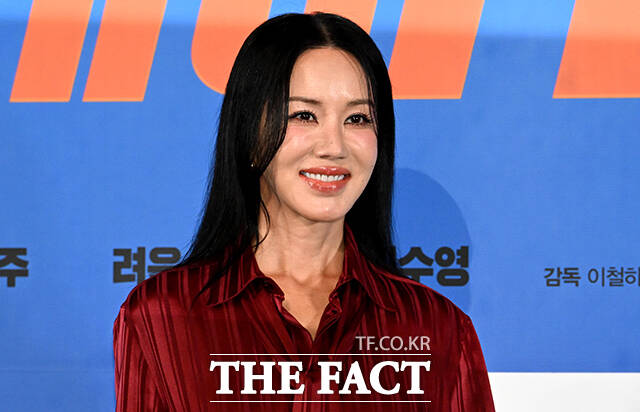 배우 이상윤, 려운, 엄정화, 박성웅, 박진주, 최수영, 배정남(왼쪽부터)가 27일 오후 서울 용산구 아이파크몰 CGV에서 열린 영화 '오케이 마담2' 언론시사회 및 기자간담회에 참석해 포즈를 취하고 있다. /박상민 기자