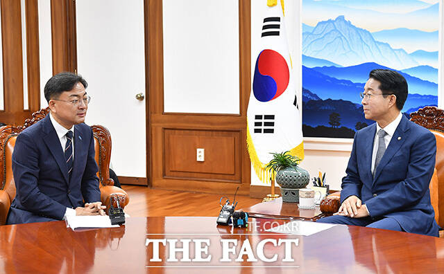 조정식 국회의장(오른쪽)과 대화 나누는 신장식 조국혁신당 대표.