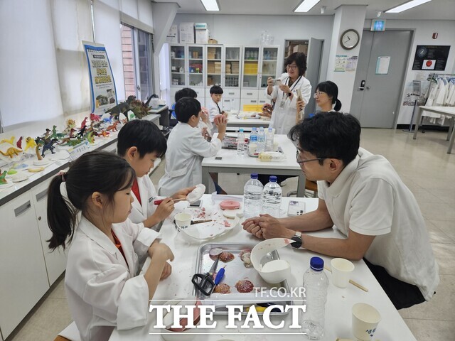 무등산권 세계지질공원의 지질유산을 체험하는 교육 프로그램 '지오스쿨 여름학기' 체험 현장. /전남광주시
