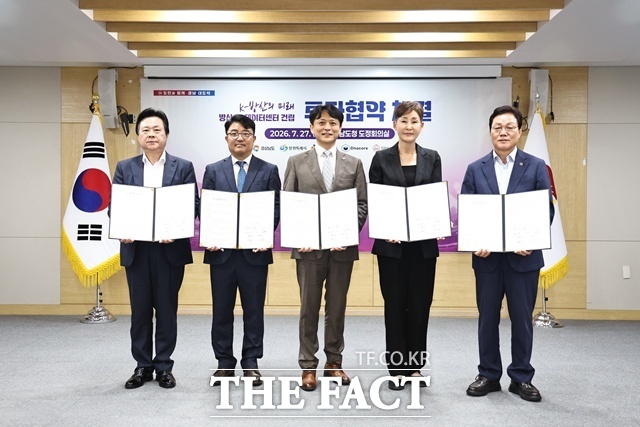 27일 경남도청 도정회의실에서 국내 최초 방산 전용 인공지능 데이터센터 건립을 위한 투자협약을 체결했다.(오른쪽부터 박완수 경남도지사, 정현숙 신화철강 대표이사, 정무경 디노티시아 대표이사, 기정수 디노코어 대표이사, 강기윤 창원특례시장) /경남도