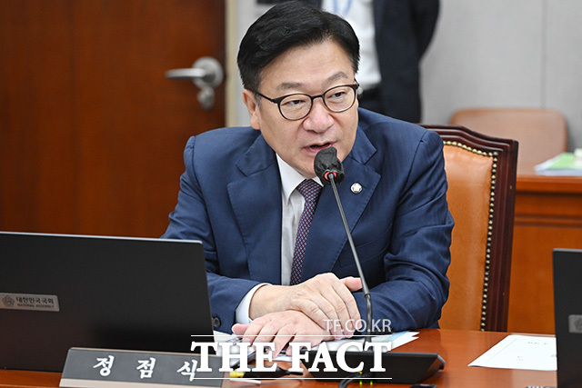 인사말하는 정점식 국민의힘 원내대표.