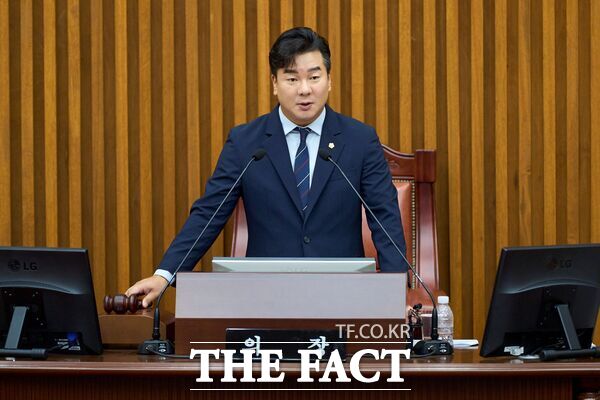 대전시 서구의회는 27일 제297회 임시회 제2차 본회의에서 2026년도 제1회 추가경정예산안과 조례안, 동의안 등 18건을 처리하고 임시회 의사일정을 마무리했다. 강정수 대전 서구의회 의장이 폐회를 선언하고 있다. /대전시 서구의회