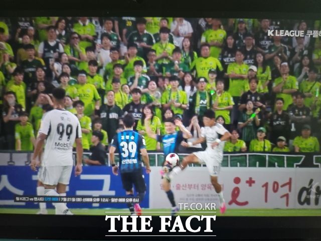 18일 열린 인천-전북전에서 인천 이동률(오른쪽에서 두번째)이 페널티박스 안에서 전북 수비수 김승섭(맨 오른쪽)에게 발을 걷어차이고 있다./쿠팡플레이 중계화면 캡처