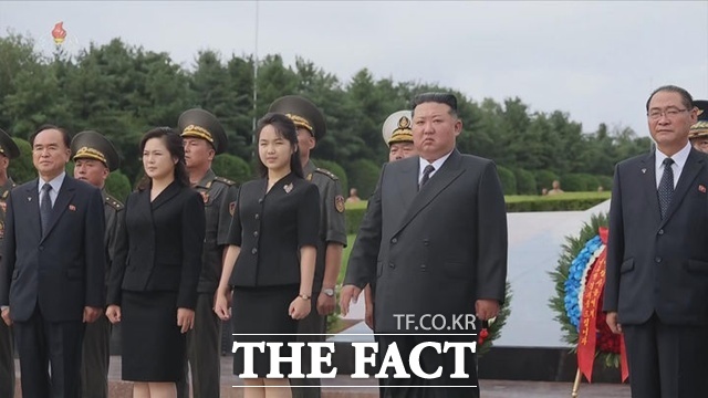 김정은 북한 국무위원장과 부인 리설주 여사, 딸 김주애는 지난 26일 ‘6·25전쟁 정전협정 체결일’(전승절) 73주년을 맞아 조국해방전쟁참전열사묘를 참배했다. /뉴시스. 조선중앙TV 갈무리.