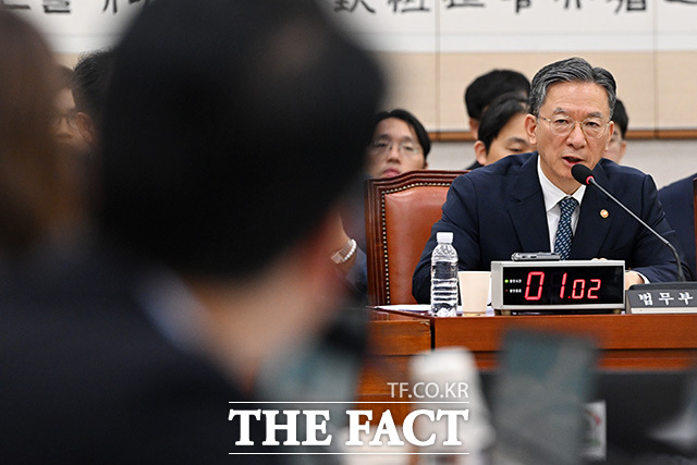 법사위 전체회의 참석해 의원 질의에 답하는 정 장관.