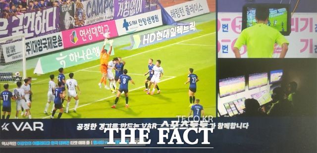지난 26일 안양종합운동장에서 열린 안양-강원전. 강원 코너킥 때 안양 GK 김정훈과 강원 이유현의 공중경합 중 충돌장면을 주심이 온필드리뷰를 통해 관찰하고 있다./ 쿠팡플레이 중계회면 캡처