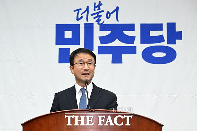 더불어민주당이 검찰의 보완수사권을 전면 폐지하는 내용을 담은 형사소송법 개정안을 이번 주 국회 본회의에서 처리하겠다고 밝혔다. 사진은 22일 국회에서 열린 민주당 의원총회에 참석해 인사말을 하고 있는 한병도 민주당 대표 직무대행 겸 원내대표. /국회=서예원 기자