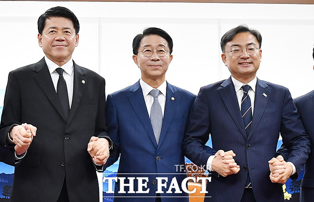 조정식 국회의장(오른쪽)과 대화 나누는 신장식 조국혁신당 대표.