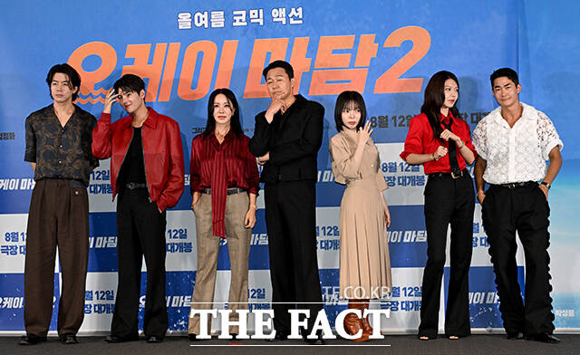 배우 이상윤, 려운, 엄정화, 박성웅, 박진주, 최수영, 배정남(왼쪽부터)가 27일 오후 서울 용산구 아이파크몰 CGV에서 열린 영화 '오케이 마담2' 언론시사회 및 기자간담회에 참석해 포즈를 취하고 있다. /박상민 기자