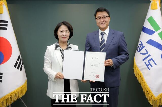 추미애 경기도지사(왼쪽)와 주형철 경기도 경제부지사가 27일 기념 촬영을 하고 있다. /경기도