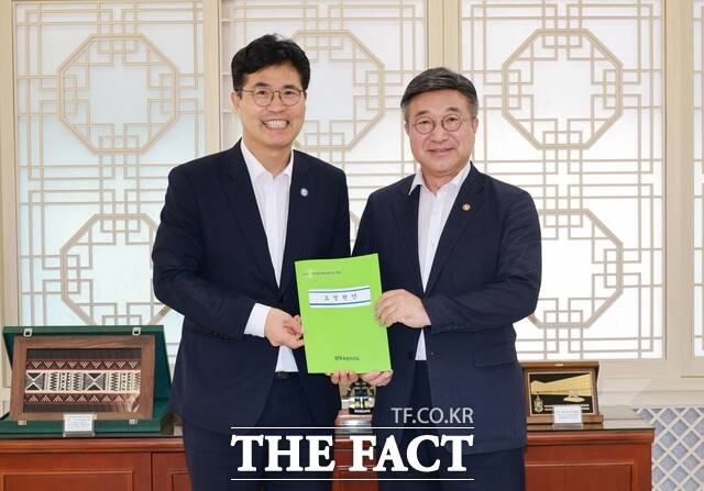 이원택 전북도지사(왼쪽)가 27일 서울에서 윤호중 행정안전부 장관을 만나 2027년 국가예산 확보 및 현안해결을 위해 면담을 갖고 있다. /전북도