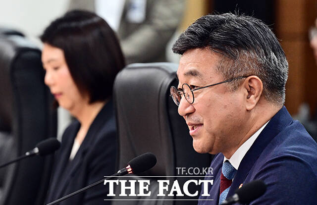 성낙인 창녕군수, 김기원 한국맥도날드 대표이사, 윤호중 행정안전부 장관, 조규일 진주시장, 신영재 홍천군수, 이동석 충주시장(왼쪽부터)이 27일 오후 서울 종로구 정부서울청사에서 열린 지역-맥도날드 상생협약식에서 협약서를 들고 기념촬영을 하고 있다. /임영무 기자