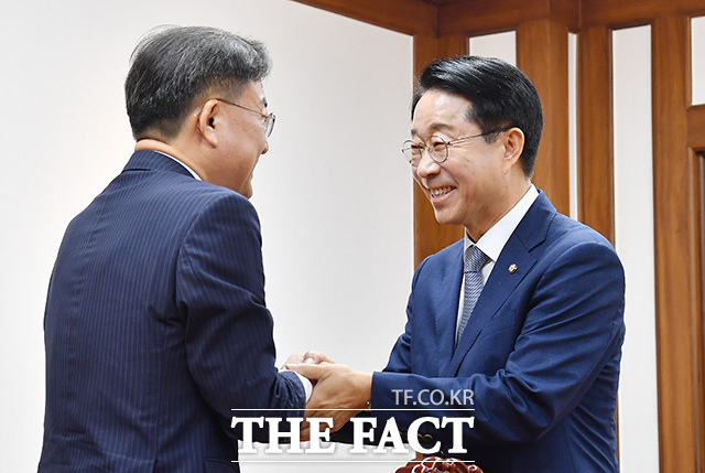 조정식 국회의장(오른쪽)과 대화 나누는 신장식 조국혁신당 대표.