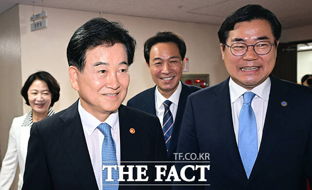정동영 통일부 장관이 27일 오전 서울 종로구 정부서울청사에서 열린 제2차 접경지역 평화안전 연석회의에 참석해 모두발언을 하고 있다. /임영무 기자
