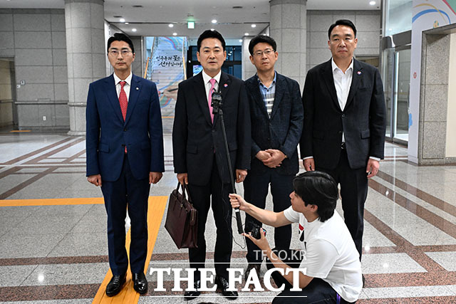장동혁 국민의힘 대표가 27일 오후 경기 과천시 중앙선거관리위원회에 선거소청 심리 구두변론을 마친 뒤 브리핑을 하고 있다. /과천=서예원 기자