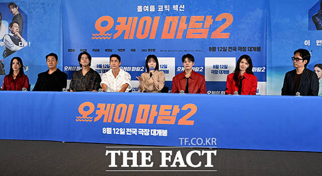 배우 이상윤, 려운, 엄정화, 박성웅, 박진주, 최수영, 배정남(왼쪽부터)가 27일 오후 서울 용산구 아이파크몰 CGV에서 열린 영화 '오케이 마담2' 언론시사회 및 기자간담회에 참석해 포즈를 취하고 있다. /박상민 기자