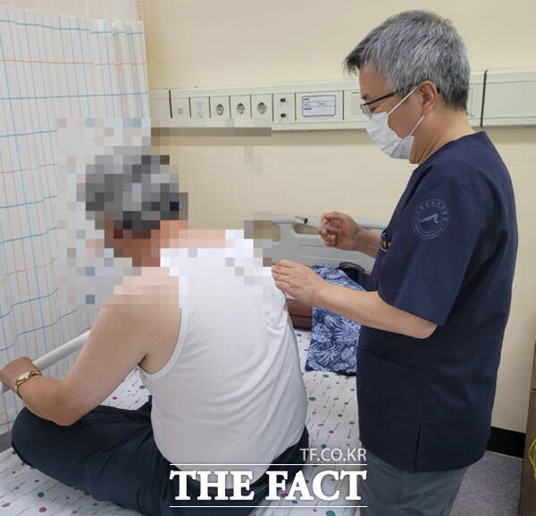 김영헌 원장이 직접 환자를 진료하고 있다. /울릉군보건의료원