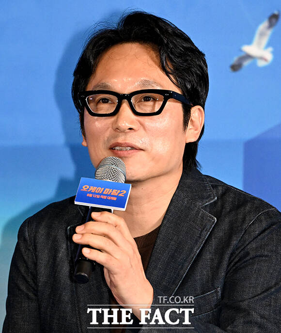 배우 이상윤, 려운, 엄정화, 박성웅, 박진주, 최수영, 배정남(왼쪽부터)가 27일 오후 서울 용산구 아이파크몰 CGV에서 열린 영화 '오케이 마담2' 언론시사회 및 기자간담회에 참석해 포즈를 취하고 있다. /박상민 기자