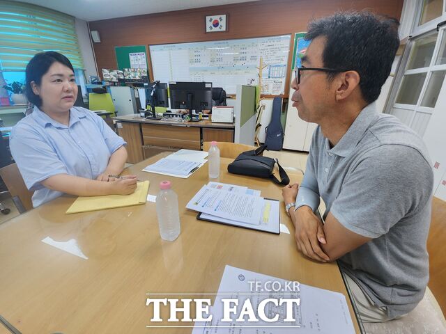 27일 충남교육청의 관계자가 여름방학 중 '온돌봄' 운영학교를 찾아 현장 점검을 진행하고 있다. /충남도교육청