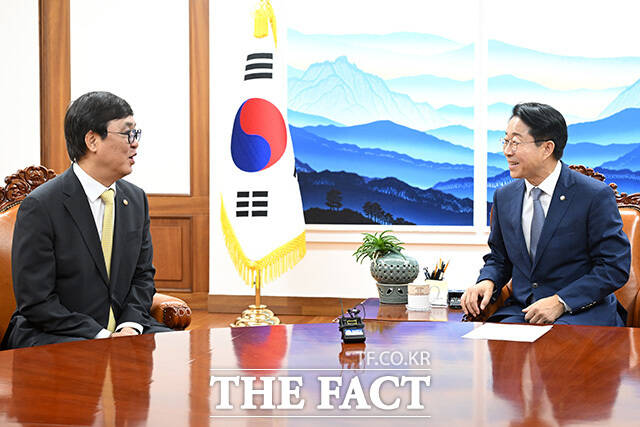 최휘영 문체부 장관 만나 대화 나누는 조정식 의장(오른쪽).