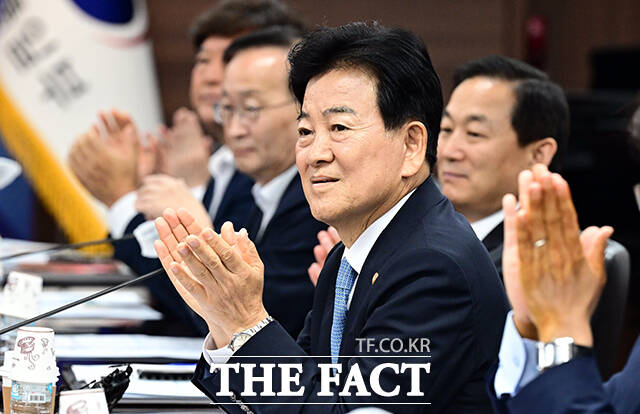 정동영 통일부 장관이 27일 오전 서울 종로구 정부서울청사에서 열린 제2차 접경지역 평화안전 연석회의에 참석해 모두발언을 하고 있다. /임영무 기자