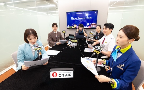 지난 24일 대한항공을 비롯한 한진그룹 소속 5개 항공사 임직원들이 서울 강서구 대한항공 본사에서 목소리 재능기부 캠페인을 진행했다. /한진그룹